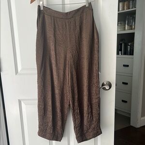 Ozai N Ku Brown Crinkle Cropped Pants with pockets size medium satin feel